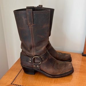 Barely used and in perfect condition! Frye tan Harness Boots